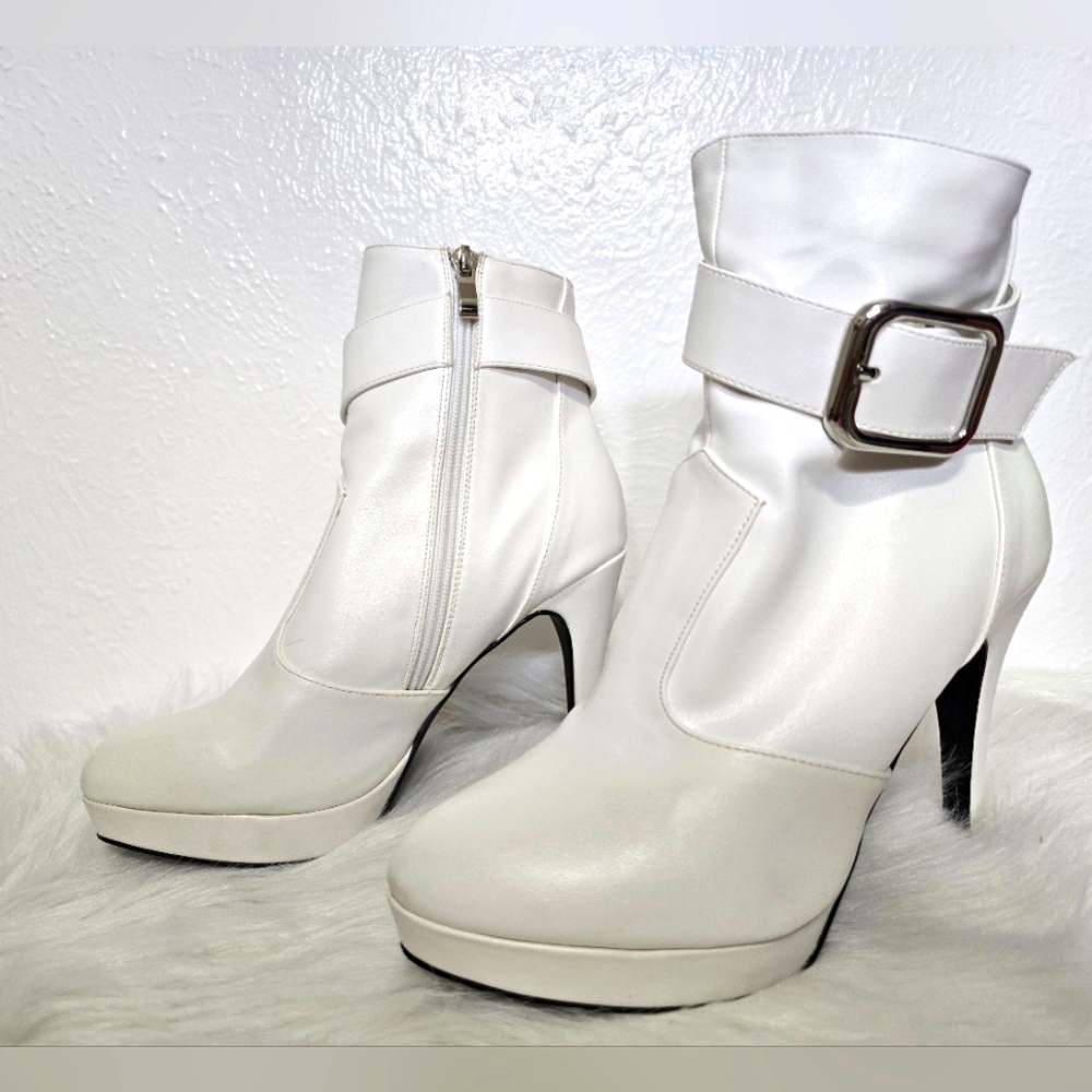 2 Lips Too Women's Too Vivian Fashion Boot. NEW -NEVER WORN